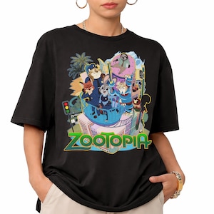 Puede incluir: Camiseta negra con un gr&aacute;fico colorido de los personajes de la pel&iacute;cula animada "Zootr&oacute;polis". El dise&ntilde;o incluye el t&iacute;tulo de la pel&iacute;cula en verde y amarillo, junto con varios personajes animales en un entorno urbano. La camiseta tiene mangas cortas.
