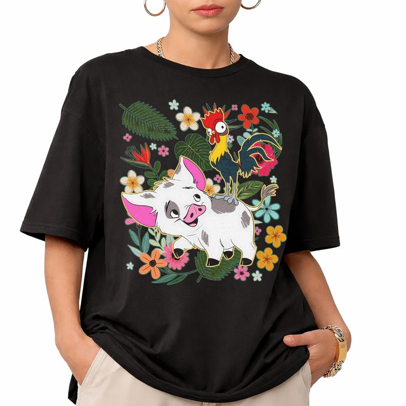 Puede incluir: Camiseta negra con un dise&ntilde;o de cerdo y gallo de dibujos animados sobre un fondo floral. El cerdo es blanco con orejas rosas y una mancha gris. El gallo es amarillo y rojo. Las flores son de varios colores.