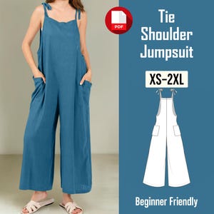 Puede incluir: Mono de tirantes anudados de color turquesa con perneras anchas y bolsillos. La imagen muestra a una persona que lleva el mono. El texto de la imagen dice "Tie Shoulder Jumpsuit XS-2XL" y "Beginner Friendly". También se ve un icono PDF.