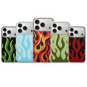 Può includere: Cinque custodie per telefono con disegni di fiamme in vari colori: verde, blu, arancione, verde oliva e rosso. Le custodie hanno una finitura lucida. I disegni delle fiamme sono stilizzati e coprono il retro delle custodie.