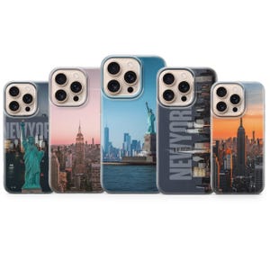 Può includere: Una collezione di cinque custodie per telefono con monumenti iconici di New York City. Ogni custodia mostra un'immagine diversa, tra cui la Statua della Libertà, l'Empire State Building e paesaggi urbani, con la scritta "NEW YORK" stampata verticalmente.