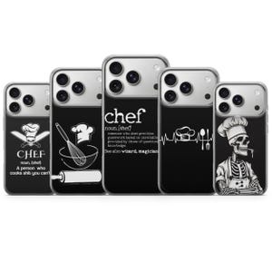 以下が含まれることがあります： さまざまなシェフをテーマにしたデザインの黒い携帯電話ケースのコレクション。ケースには、シェフの帽子、調理器具、テキスト（「シェフ」の定義を含む）の画像が表示されます。デザインは黒い背景に白です。