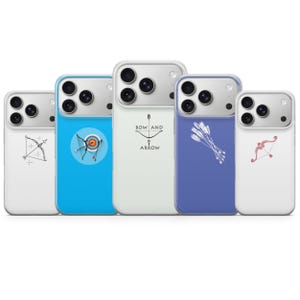 Può includere: Cinque custodie per telefono con disegni a tema tiro con l'arco. Le custodie presentano immagini di archi e frecce, bersagli e la scritta "BOW AND ARROW". Le custodie sono bianche, blu e viola.