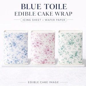 Può includere: Tre involucri commestibili per torte con disegni floreali blu, rosa e verdi. Gli involucri sono etichettati "Blue Toile Edible Cake Wrap" e sono realizzati in foglio di glassa e carta wafer. Ogni involucro è decorato con una fila di perle bianche.