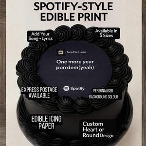 Peut inclure: Un gâteau noir avec un glaçage noir, avec une impression comestible de style Spotify. Le gâteau comprend le texte "One more year pon dem(yeah)" et le logo Spotify. Le texte supplémentaire comprend "Add Your Song + Lyrics" et "Available in 5 Sizes."