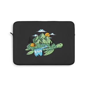 Può includere: Custodia nera per laptop con una colorata illustrazione di una tartaruga con un paesaggio montano sul dorso. Il design include una cascata, una tenda, alberi e un sole al tramonto. La custodia ha una chiusura a cerniera.