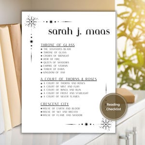 Könnte beinhalten: Eine weiße Leseliste mit dem Namen "sarah j. maas" und den Titeln der Buchreihen: Throne of Glass, A Court of Thorns & Roses und Crescent City. Die Checkliste hat eine dekorative Stern- und Punktbegrenzung und einen "Reading Checklist"-Aufkleber.