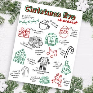 Könnte beinhalten: Eine Checkliste für Heiligabend mit festlichen Illustrationen in Rot und Grün. Die Checkliste umfasst Aufgaben wie Kekse backen, einen Film ansehen und Kekse für den Weihnachtsmann bereitstellen. Die Worte "Christmas Eve checklist" stehen oben.