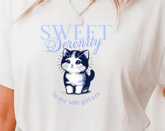 Niedliches Katzen Grafik T-Shirt - Cute Cat Shirt – Soft Girl Era T‑Shirt mit süßem Kätzchen Motiv – Vintage Style Geschenkidee
