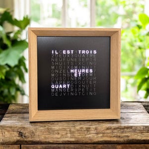 Peut inclure: Une tasse en céramique blanche avec une anse noire et le texte "But First, Coffee" en gras noir. La tasse est posée sur une surface en bois. La tasse mesure environ 10 cm de haut.