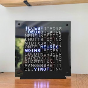 Horloge à mots design lettres LED Lumineuse connectée texte français décoration salon WordClock
