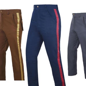 Può includere: Tre paia di pantaloni marroni, blu navy e grigi. Ogni paio presenta un design a gamba dritta e una striscia verticale decorativa sul lato. I pantaloni marroni e grigi hanno una striscia dorata, mentre quelli blu navy hanno una striscia rossa.