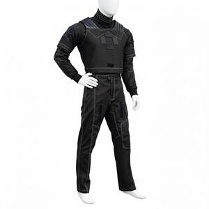 Puede incluir: Una taza de cer&aacute;mica blanca con un asa negra y el texto "But First, Coffee" en negrita negra. La taza se encuentra sobre un fondo neutro, resaltando su dise&ntilde;o sencillo.