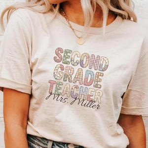 Camiseta personalizada para maestra de segundo grado, ideal como regalo para el Día del Maestro. Camiseta personalizada estilo boho patchwork.