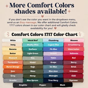 K&ouml;nnte beinhalten: Eine Comfort Colors 1717 Farbkarte mit gefalteten Stoffmustern in verschiedenen Farbt&ouml;nen, darunter Wei&szlig;, Elfenbein, Banane, Butter, Senf, Terrakotta, gebranntes Orange, Yamswurzel, Grau, Granit, Inselriff, kreidiges Minzgr&uuml;n, Meerschaum, Hellgr&uuml;n, Bucht, Khaki, Salbei, Moos, Hanf, Blaufichte, Chambray, Lagunenblau, Flo-Blau, Orchidee, Violett, Traube, Eisblau, Jeansblau, Mitternacht, echtes Marineblau, Bl&uuml;te, Crunchberry, Wassermelone, Heliconia, Rot, Beere, Ziegel, Karmesinrot, Chili, Espresso, Graphit, Pfeffer und Schwarz.