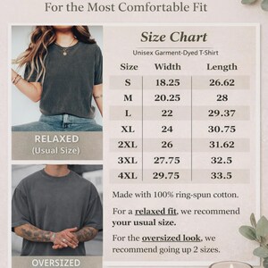 K&ouml;nnte beinhalten: Eine Gr&ouml;&szlig;entabelle f&uuml;r ein Unisex-T-Shirt mit St&uuml;ckf&auml;rbung, die eine Tabelle mit Breiten- und L&auml;ngenma&szlig;en in Zoll f&uuml;r die Gr&ouml;&szlig;en S bis 4XL enth&auml;lt. Die Tabelle zeigt zwei Fotos mit einer entspannten und einer &uuml;bergro&szlig;en Passform sowie den Hinweis auf 100% ringgesponnene Baumwolle.