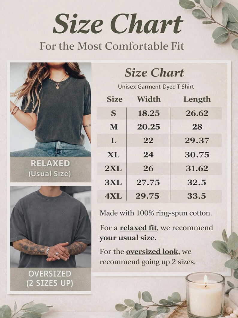 K&ouml;nnte beinhalten: Eine Gr&ouml;&szlig;entabelle f&uuml;r ein Unisex-T-Shirt mit St&uuml;ckf&auml;rbung, die eine Tabelle mit Breiten- und L&auml;ngenma&szlig;en in Zoll f&uuml;r die Gr&ouml;&szlig;en S bis 4XL enth&auml;lt. Die Tabelle zeigt zwei Fotos mit einer entspannten und einer &uuml;bergro&szlig;en Passform sowie den Hinweis auf 100% ringgesponnene Baumwolle.