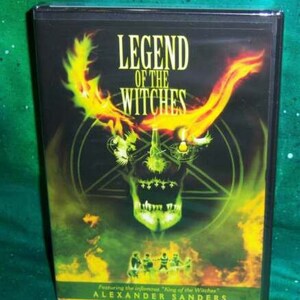 Könnte beinhalten: DVD-Hülle für den Film "Legend of the Witches" mit einem Schädel mit Flammen und einem Pentagramm. Der Text "Featuring the infamous "King of the Witches" Alexander Sanders" befindet sich am unteren Rand des Covers.