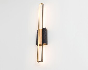 Lineaire led-blaker van matzwart metaal en hout, moderne fotoverlichting in de gang