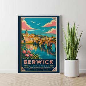 以下が含まれることがあります： 川にかかる橋、建物、ピンク色の雲が描かれた、Berwick-upon-Tweedの額入り旅行ポスター。ポスターには「BERWICK UPON TWEED」の文字とその他のテキストが記載されています。ポスターは白いフレームに入っており、右側には白い鉢に入った背の高い緑色の植物があります。