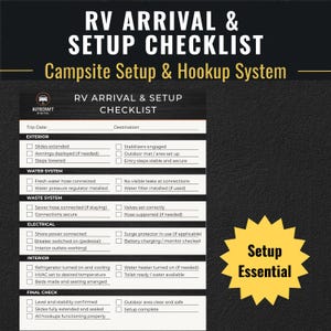 Może przedstawiać: Czarno-biała lista kontrolna przyjazdu i konfiguracji kampera z tekstem "RV ARRIVAL & SETUP CHECKLIST" i "Campsite Setup & Hookup System". Żółty wykres rozbłysku gwiazdy mówi "Setup Essential".
