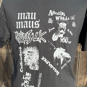 Op de afbeelding: Zwart T-shirt met witte grafische prints van bandnamen en logo's, waaronder "mau maus", "Badzuk", "Abrasive Wheels", "The Army Song", "Juvenile", "Discharge", "The Expelled", "No Life No Future" en "Never Lag".