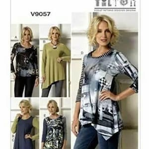 Puede incluir: Un patrón de costura original de Vogue Patterns, V9057, con múltiples tops de mujer. Los tops tienen varios diseños, incluyendo dobladillos asimétricos y estampados gráficos. La imagen incluye el logotipo del diseñador y fotos de modelos.