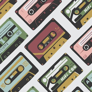 Puede incluir: Un patrón de cintas de cassette retro en varios colores, incluyendo rosa, verde y granate. Las cintas tienen etiquetas con números como 60 y 90, y texto como "Hifi C90" y "Cassette".