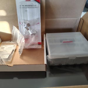 Kontinentalt bonuspaket Janome M6 extra brett förlängningsbord, tillbehörslåda, HP-stygnplatta och fot, optiskt förstoringsglas och Accufeed-fot AD