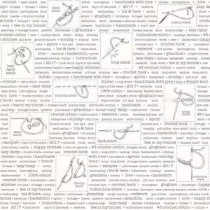 Può includere: Un tessuto bianco con un motivo ripetuto di disegni a tratto nero di punti all'uncinetto, aghi ed etichette di testo. Il design include parole come "uncinetto", "punto" e "fatto a mano."