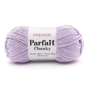 Puede incluir: Ovillo de lana Premier Parfait Chunky de color lila claro. La etiqueta dice "Parfait Chunky" e incluye el texto "131 yds / 120 m 100 g 100% Poliéster". La lana es un material suave y afelpado.