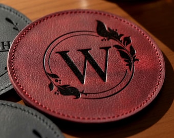 Posavasos de cuero personalizados: juego de posavasos con inicial personalizada, monograma grabado, regalo para el hogar y la oficina