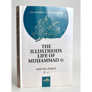 Peut inclure: Un livre relié intitulé The Illustrious Life of Muhammad par Imam Ibn al-Jawzi. La couverture blanche présente un grand cercle sarcelle en haut avec une calligraphie arabe dorée, le texte Dar As-Sunnah Classic Collection et un logo sarcelle en bas.