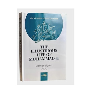 Può includere: Un libro bianco intitolato The Illustrious Life of Muhammad di Imām Ibn al-Jawzī, parte della Dār As-Sunnah Classic Collection. La copertina presenta un grande cerchio verde acqua con calligrafia araba bianca e un piccolo logo al centro.