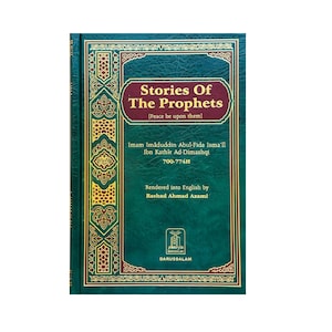 Op de afbeelding: Een groen hardcover boek getiteld Stories Of The Prophets [Peace be upon them] door Imam Imaduddin Abul-Fida Isma'il Ibn Kathir Ad-Dimashqi, vertaald in het Engels door Rashad Ahmad Azami, met gouden decoratieve randen en het Darussalam-logo.
