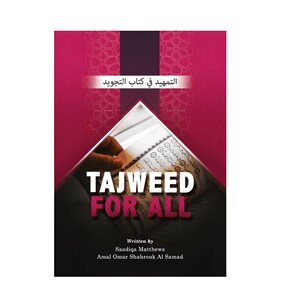 Könnte beinhalten: Ein Buchcover mit dem Titel Tajweed For All und dem arabischen Text Al-Tamheed fi Kitab al-Tajweed. Das Design zeigt einen tief magentafarbenen Hintergrund mit einem dreieckigen Ausschnitt, der eine Seite mit arabischer Schrift zeigt.