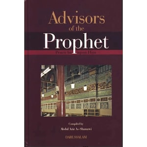 Könnte beinhalten: Ein gebundenes Buch mit dem Titel Advisors of the Prophet Peace be upon Him, zusammengestellt von Abdul Aziz As-Shanawi und herausgegeben von Darussalam. Der dunkelweinrote Einband zeigt ein zentrales Foto eines Moschee-Innenraums.