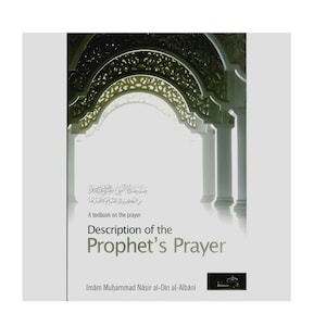 Könnte beinhalten: Ein Buch mit dem Titel Description of the Prophet's Prayer von Imam Muhammad Nasir al-Din al-Albani. Das Cover zeigt einen weißen Hintergrund mit einem dunklen, verzierten Torbogen oben und schwarzem Text, der den Titel und Autor angibt.