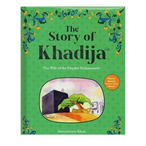Może przedstawiać: Zielona książka w twardej oprawie zatytułowana The Story of Khadija: The Wife of the Prophet Muhammad autorstwa Saniyasnain Khan. Okładka zawiera centralną ilustrację Kaaby, drzewa i budynku oraz pieczęć Sharjah Children's Book Award.