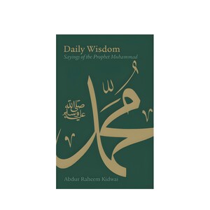 Peut inclure: Une couverture de livre vert foncé intitulée Daily Wisdom: Sayings of the Prophet Muhammad par Abdur Raheem Kidwai. La couverture présente une grande calligraphie arabe dorée du nom Muhammad et une écriture arabe plus petite à gauche.