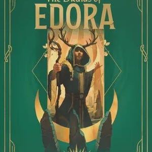 Puede incluir: Ilustración de la portada de un libro que presenta una figura vestida con una túnica con cuernos, sosteniendo un bastón, sobre un fondo de un arco dorado y lunas crecientes. El título "The Druids of EDORA" está en letras doradas sobre un fondo verde.