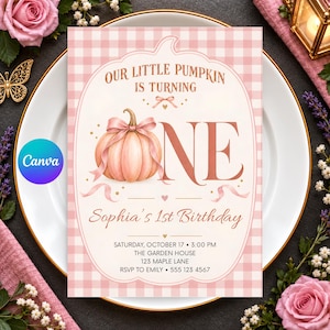 Può includere: Un biglietto d'invito di compleanno rettangolare con uno sfondo a quadretti vichy rosa chiaro e bianco. Il testo recita Our Little Pumpkin Is Turning One, Sophia's 1st Birthday, e i dettagli dell'evento sabato 17 ottobre, 15:00, 123 Maple Lane.