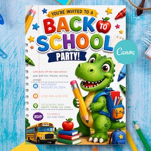Può includere: Un invito per una festa di ritorno a scuola con un dinosauro verde dei cartoni animati che tiene una matita gialla e indossa uno zaino blu. Il design include uno scuolabus giallo, una mela rossa e i dettagli per sabato 24 agosto 2024.
