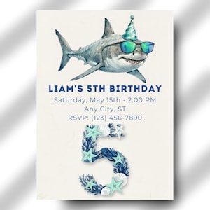 Può includere: Un invito di compleanno con un'illustrazione ad acquerello di uno squalo con occhiali da sole e un cappello da festa. Il testo recita "LIAM'S 5TH BIRTHDAY" con i dettagli dell'evento e le informazioni RSVP. Un "5" decorativo è fatto di conchiglie e coralli.