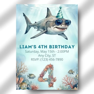 Può includere: Un invito di compleanno ad acquerello con uno squalo sorridente con occhiali da sole e un cappello da festa. Il testo recita "LIAM'S 4TH BIRTHDAY" con data, ora, luogo e informazioni RSVP. Il numero "4" è decorato con conchiglie e coralli.