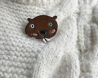 Spilla a forma di castoro in ceramica fatta a mano – spilla in argilla con animale del bosco, arte naturalistica in stile cottagecore