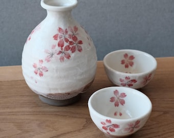 Zestaw upominkowy z 3 japońskimi kubkami do sake Sakura | Wabi Sabi Cream White Cherry Blossoms, karafka do sake Tokkuri i para kubków do sake | Świąteczne naczynia do picia