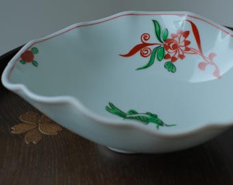 Bol para servir japonés Hasamiyaki Nishiki Koi Chrysanthemum / Bol ovalado Aritaware hecho a mano con borde floral curvo para ensaladas, gratinados y sopas.