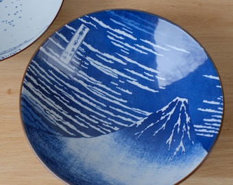 Japońska miska ramenu Hokusai – 36 widoków na górę Fuji | Wyprodukowano w Japonii Duża miska ramenu z kultowym malowidłem Hokusai Ukiyoe w kolorze ciemnego indygo