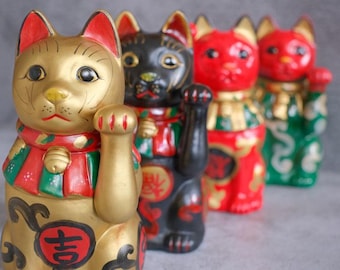 Gato de cerámica japonesa hecho a mano / Setoyaki Maneki Neko - Amuleto de la suerte especial con arabescos en negro, rojo, dorado y verde / Estilo Taisho
